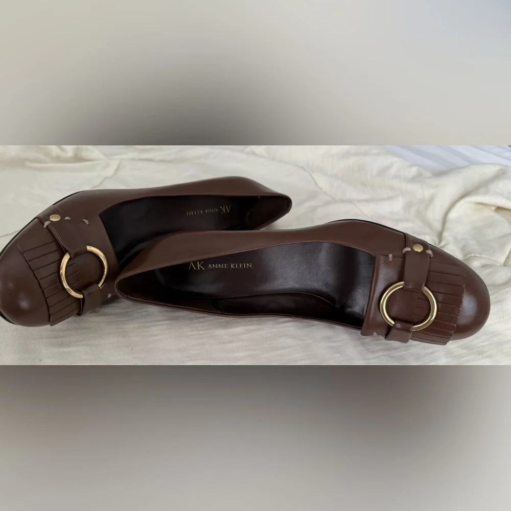 ANNE KLEIN WOMEN’S BROWN LEATHER PUMPS WITH GOLD BUCKLE SIZE 8.5 BRAND NEW - Picture 6 of 11